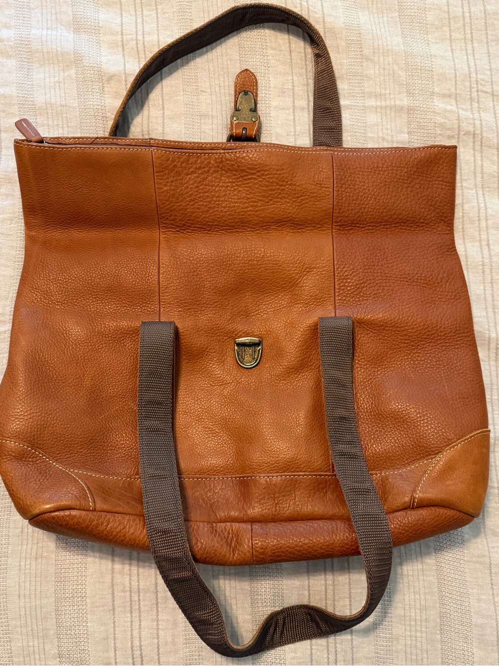 Vintage L.L. Bean pebble-grain leather tote bag features a fold-over top closure - Picture 5 of 16